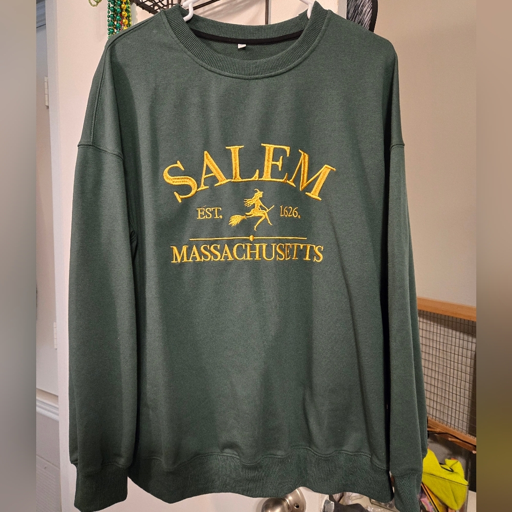 Women's graphic T-shirt sweatshirt. Size large.